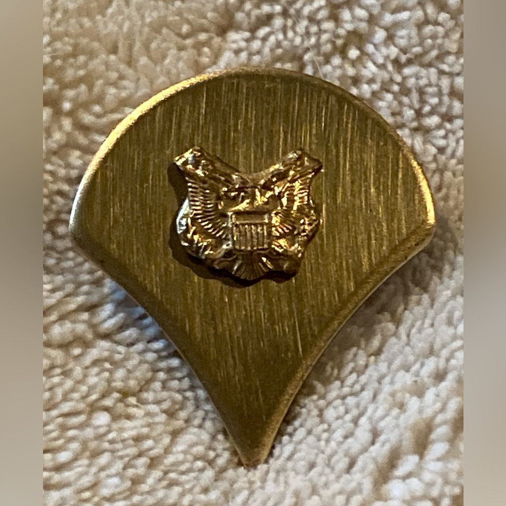 Vintage United States Army E-4 Specialist Dress Lapel Pin